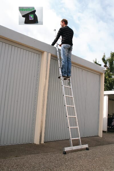 Skládací žebřík s příčkou nivello