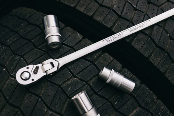 Přepínací řehtačka s kloub.hlavou