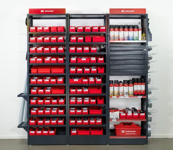 Trojitý regál se spojovacím materiálem – zlatá edice