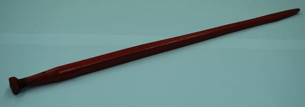 Dent de chargeur, droite, section carrée 45x1100mm, pointe aplatie avec écrou M30x2mm, rouge, Kverneland · réf. KK241165