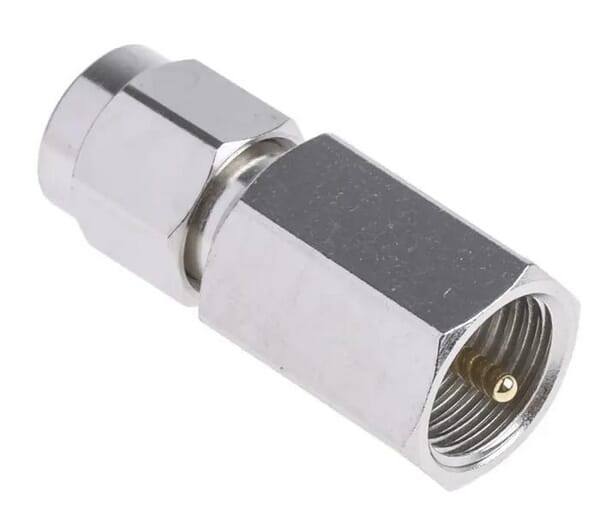 Adaptateur RF droit 50 Ω fiche FME vers fiche SMA 900 MHz · réf. COADFMESMA